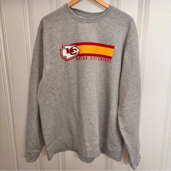 NFL men’s XXL Kansas City Chiefs light gray sweatshirt front logo - Picture 1 of 6